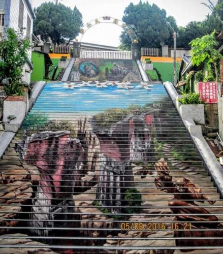 建中國小3D彩繪階梯